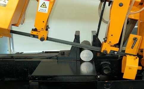 龙门数控带锯床自动送料精度会出现偏差吗？